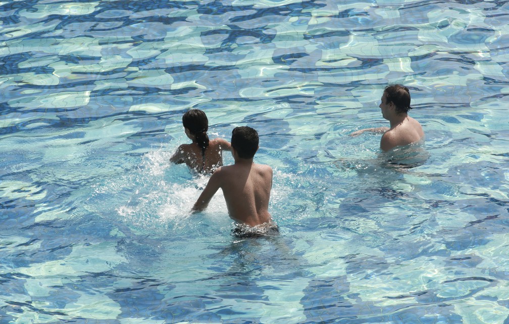 Público curtindo a piscina do Sesc Belenzinho, nesta quarta-feira (23) — Foto: Celso Tavares/g1
