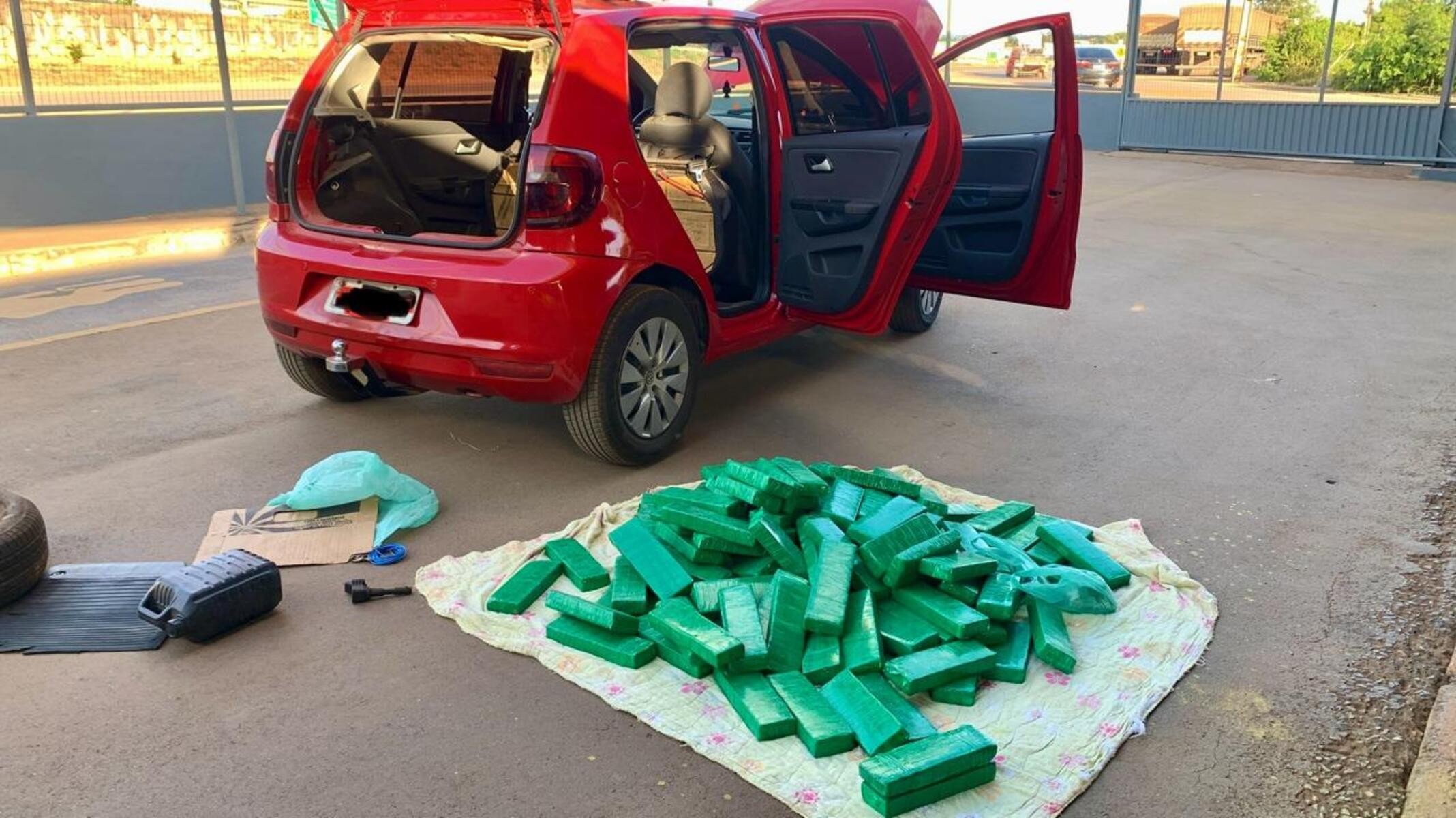 PMRv intercepta carro com mais de 120 barras de maconha na BR-251