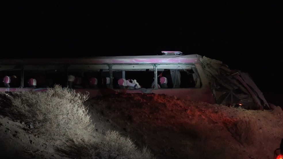 Ônibus acidentado no deserto do Atacama, no Chile — Foto: Reprodução/Antofagasta al día