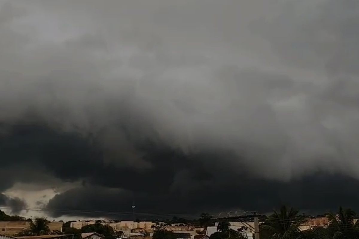 VÍDEO: tempestade deixa céu escuro durante o dia e causa alagamentos em Campo Grande