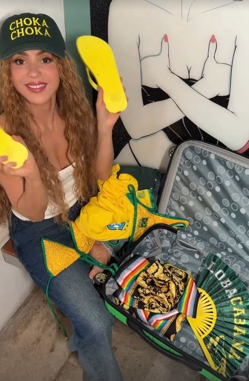 Shakira faz as malas com look brasileiro: sandália, camisa e biquíni
