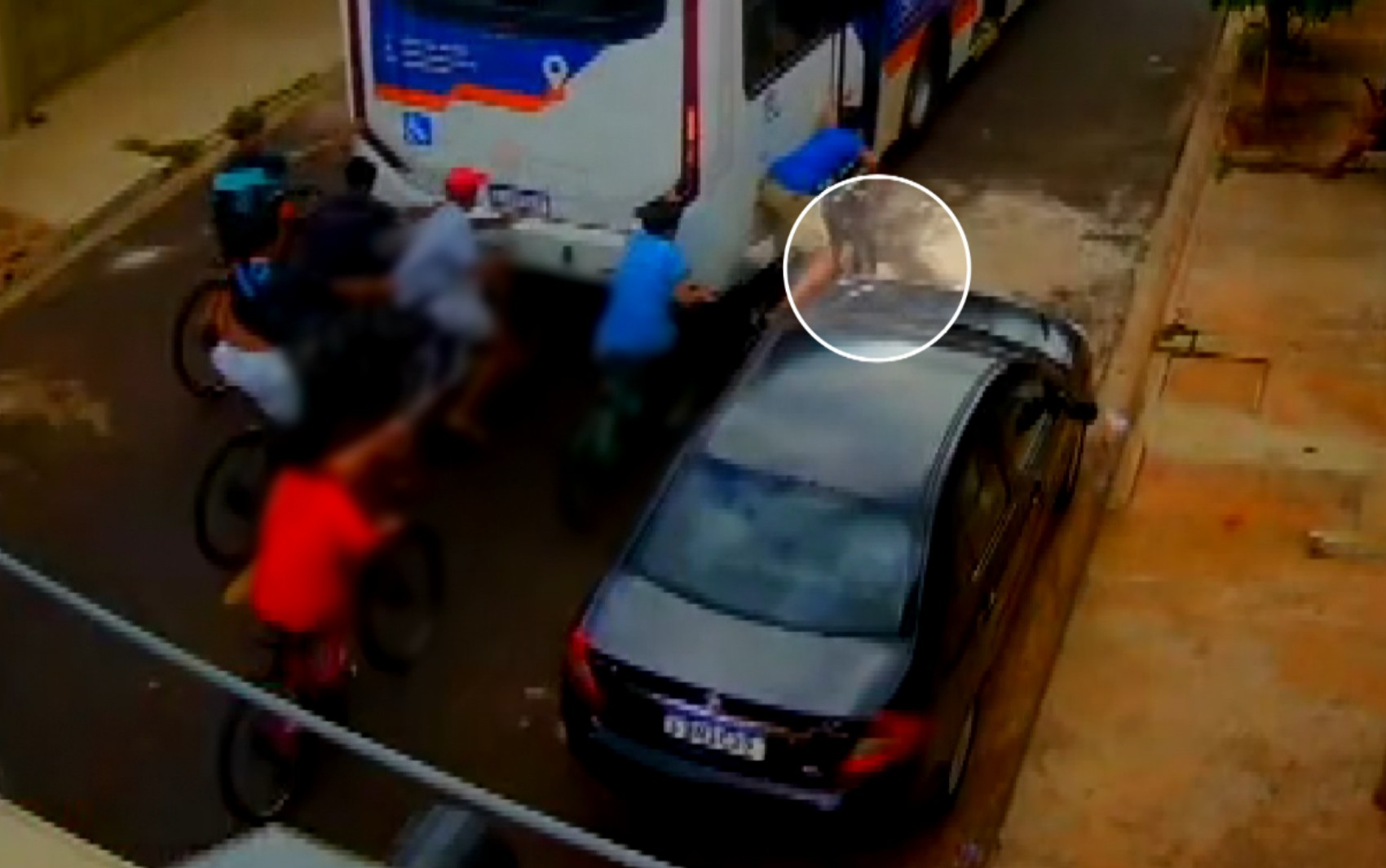 Adolescente fica ferido após pegar rabeira em ônibus, se desequilibrar e cair em Ribeirão Preto, SP; VÍDEO