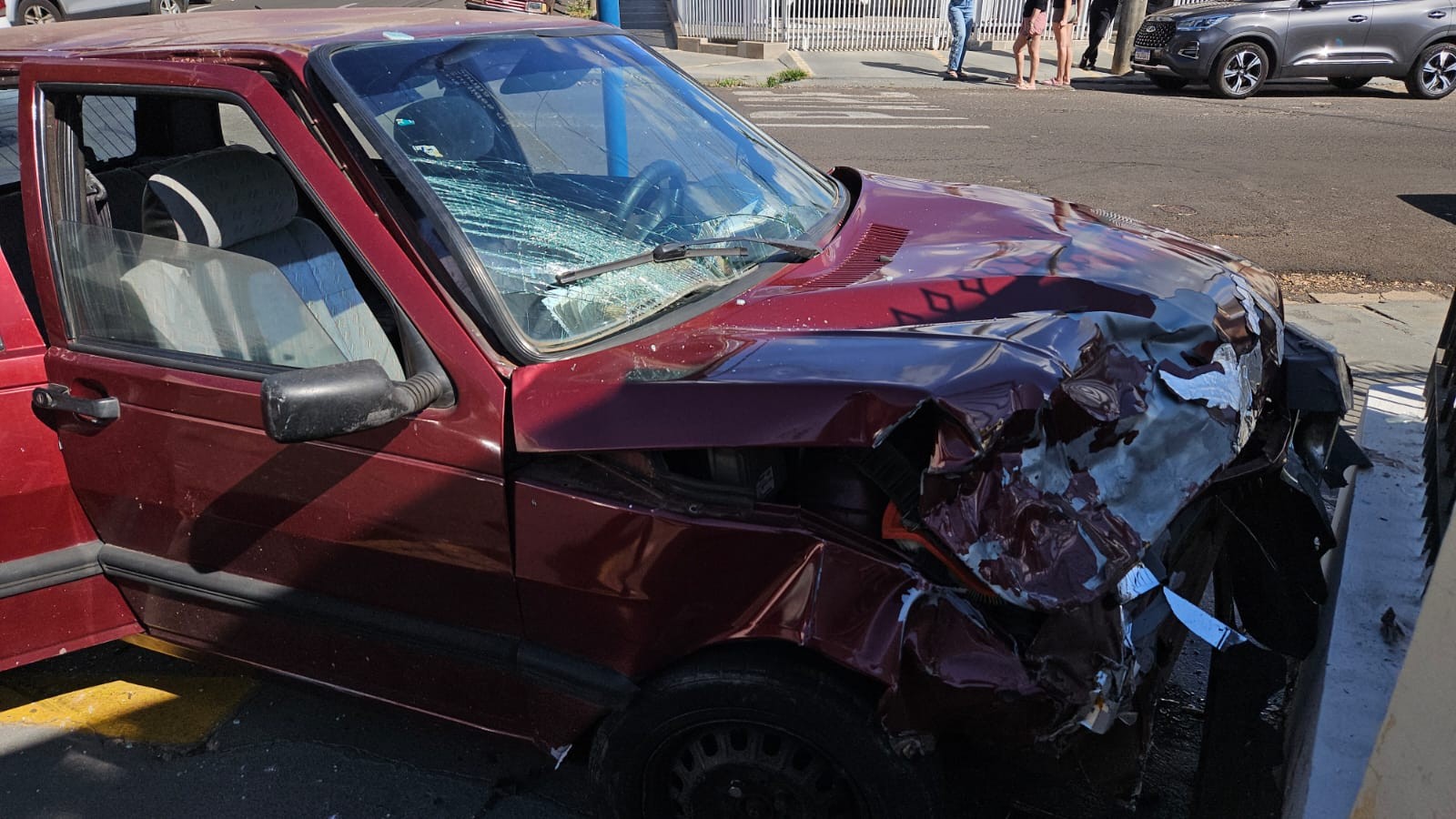 Acidente de trânsito envolve três carros em cruzamento no Centro de Dracena