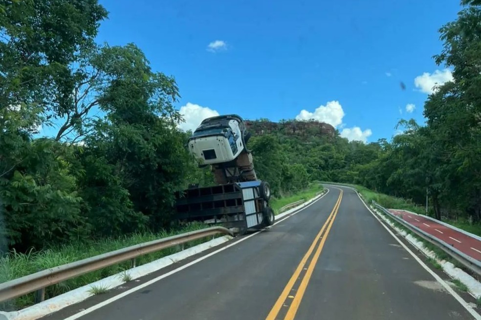 Veículo tombado na pista — Foto: MS Todo Dia