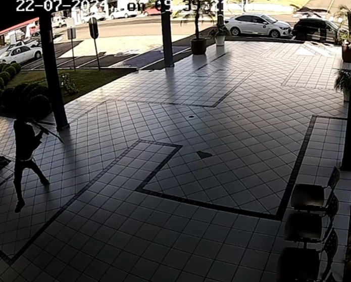 Homem arremessa guitarra e quebra vidraça de prefeitura em SC; VÍDEO