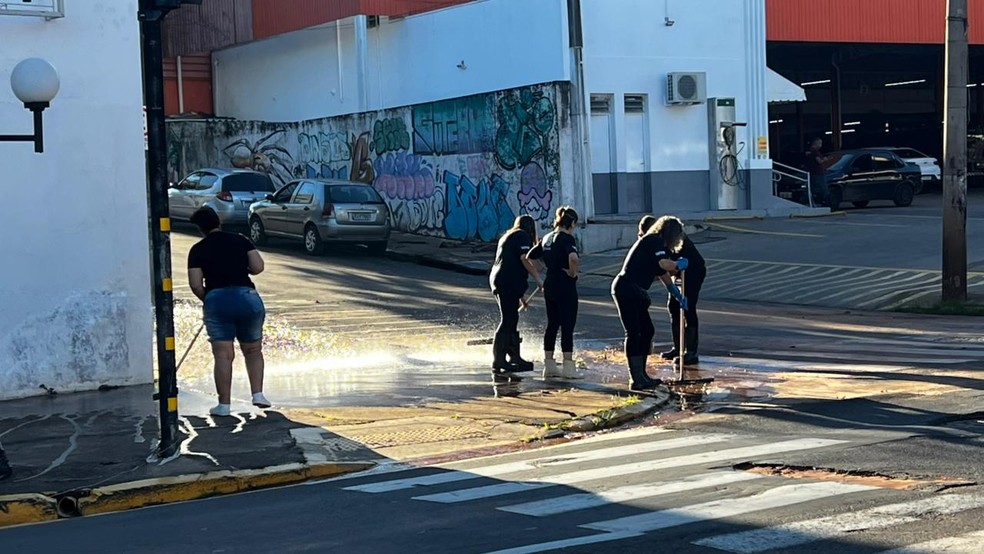 Limpeza de áreas afetadas iniciaram nesta quinta-feira (26) após chuva forte em Bauru, na quarta-feira (25) — Foto: TV TEM