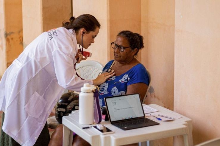 Instituição católica Cruz da Vida oferta atendimento médico gratuito em Fortaleza