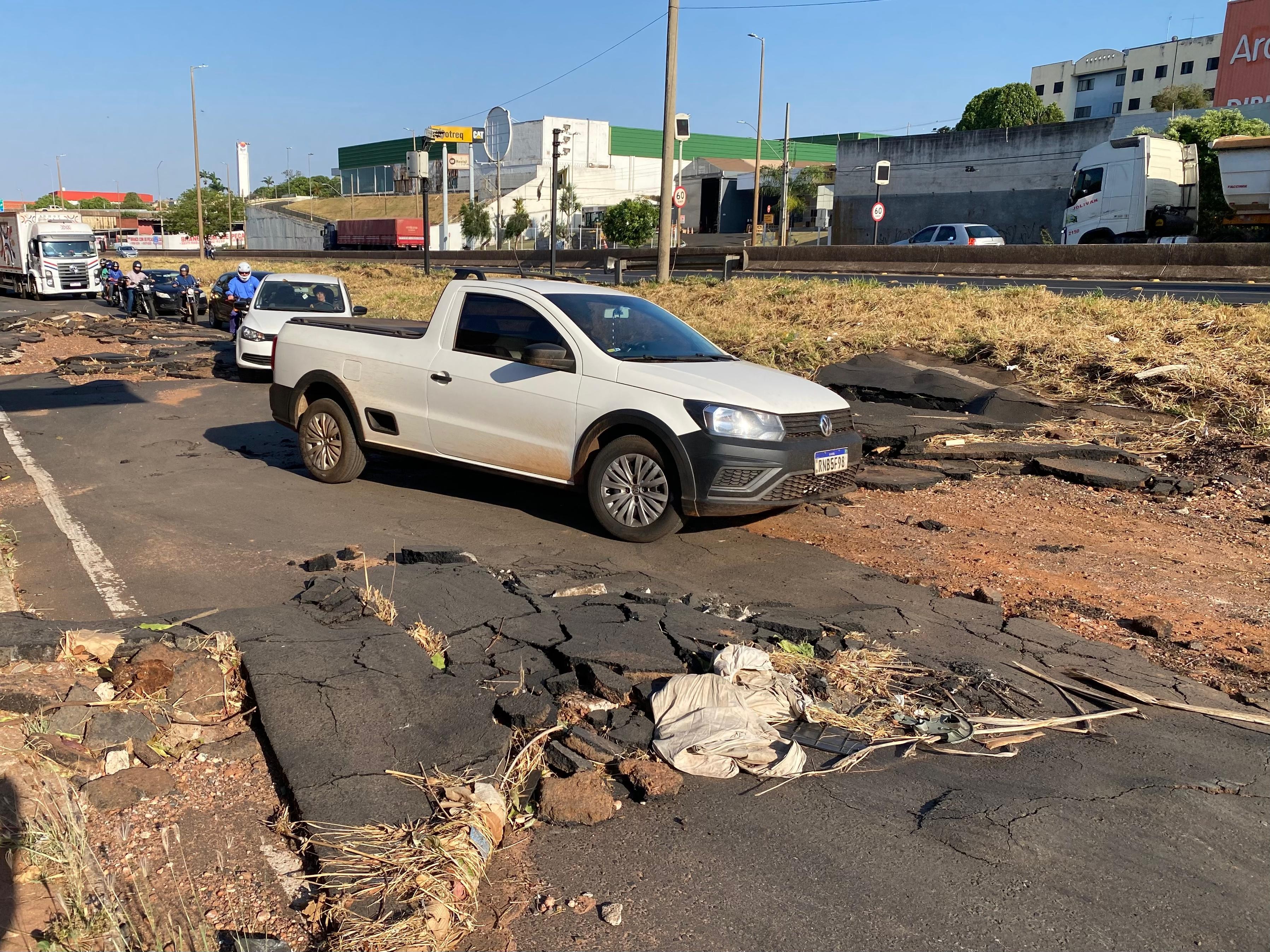 Asfalto é arrancado na Avenida Minervina Cândida após chuva histórica em setembro em Uberlândia