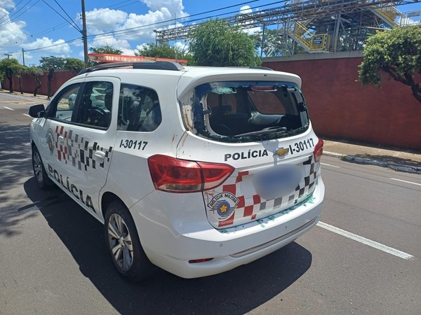 Homem algemado quebrou o vidro traseiro da viatura quando era levado para a cadeia — Foto: Polícia Militar/Divulgação