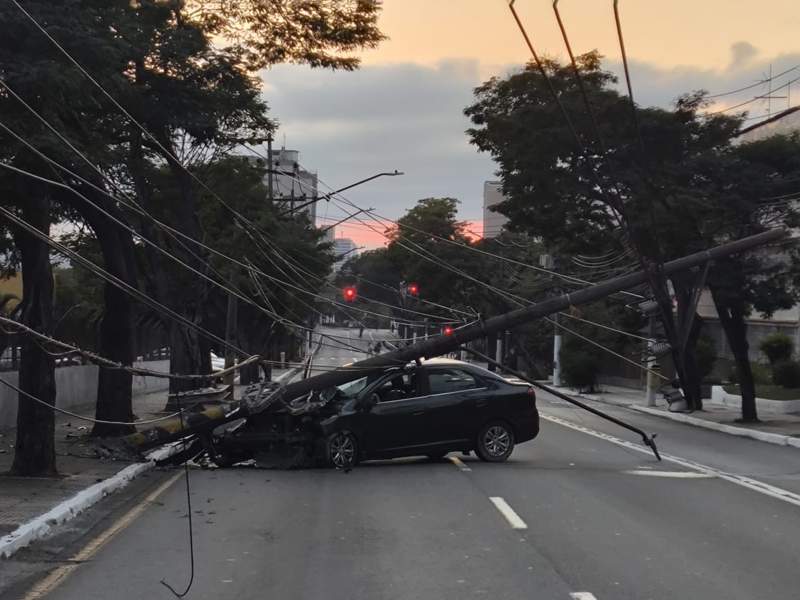 Motorista fica ferido após bater em poste em Volta Redonda 