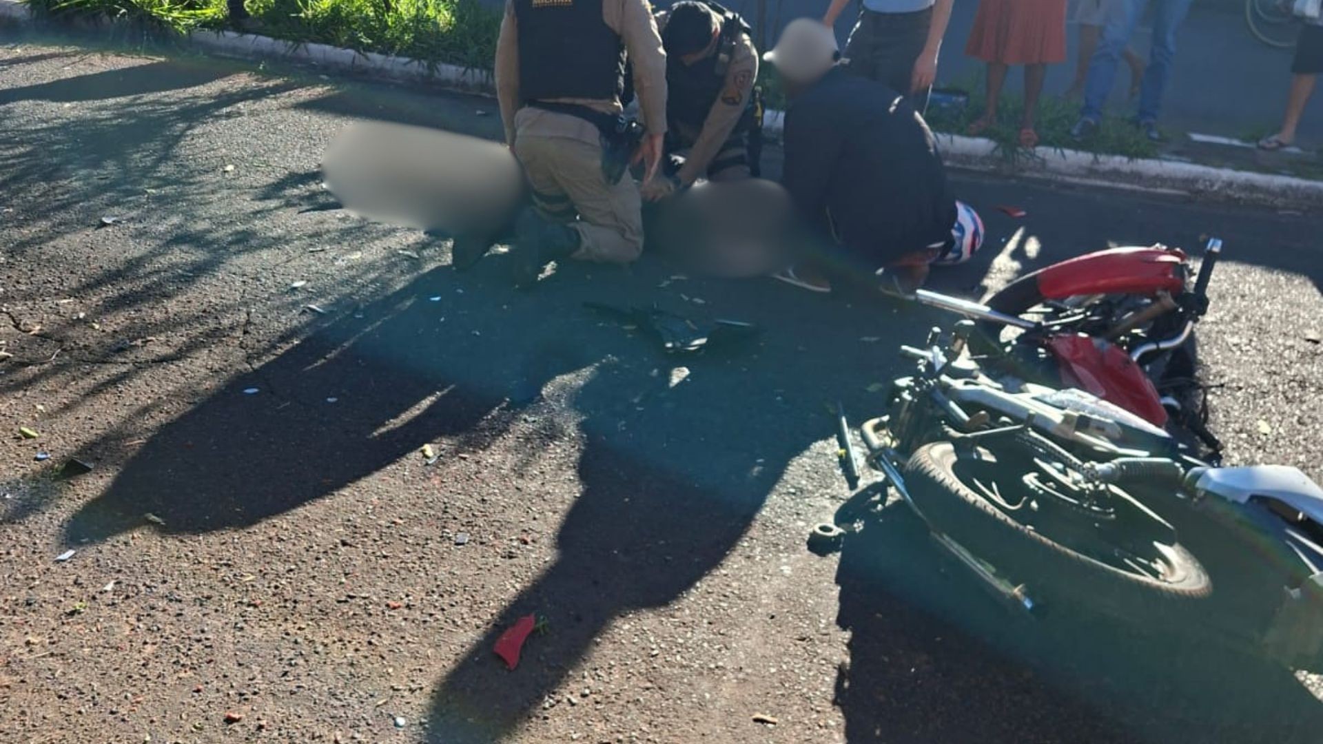 Policiais tentam salvar motociclista, mas jovem morre após bater contra árvore em Uberlândia; VÍDEO