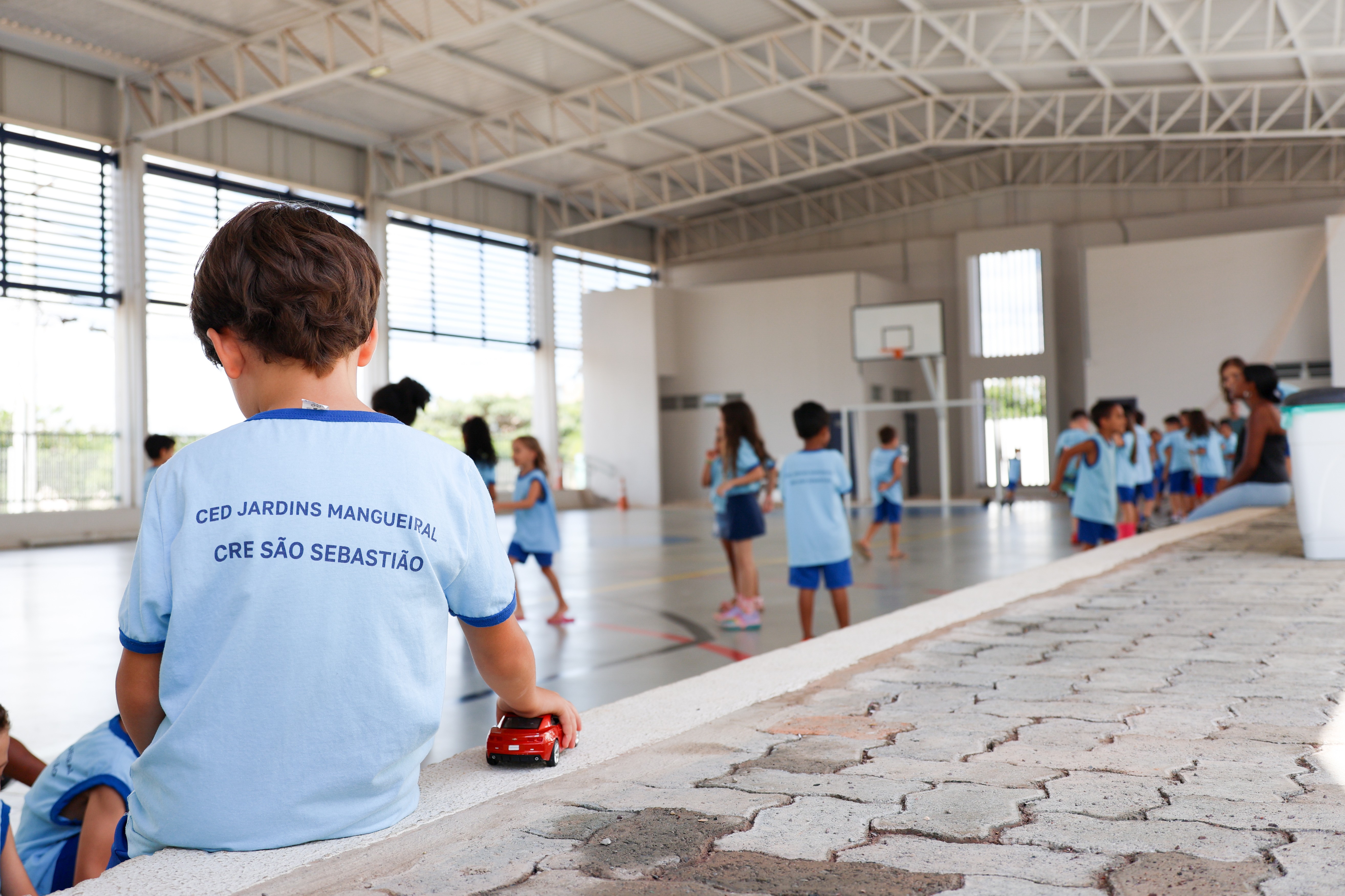 Governo do DF sanciona Programa Cartão Uniforme Escolar; veja detalhes do benefício