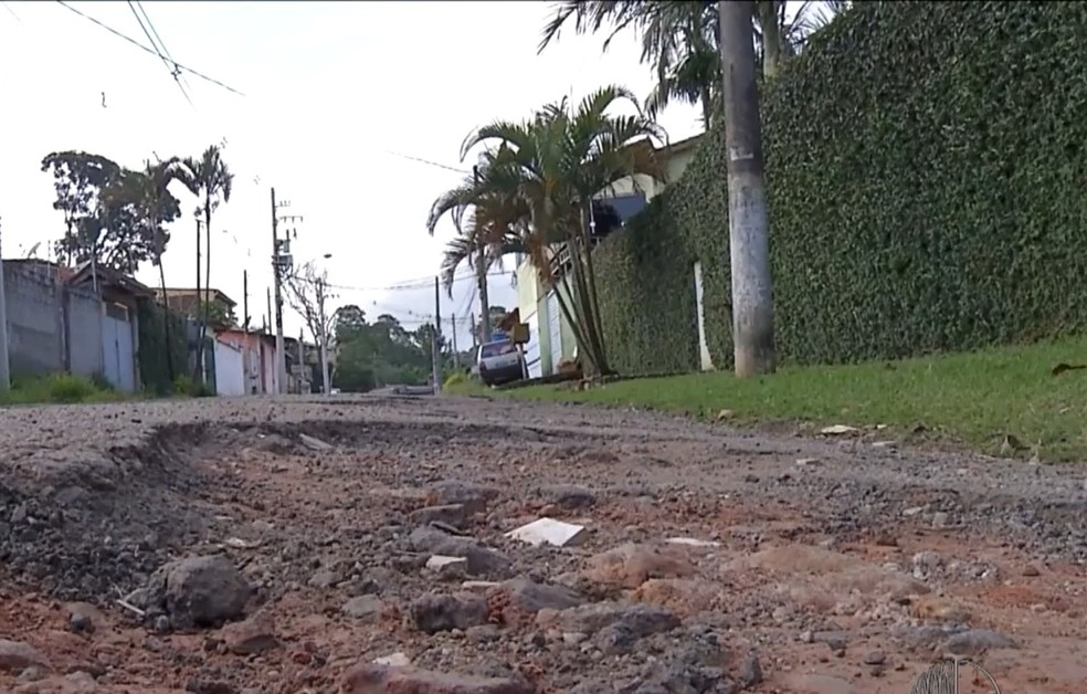 G1 - Buracos atrapalham fluxo de carros em estrada de Sabaúna, em Mogi -  notícias em Mogi das Cruzes e Suzano