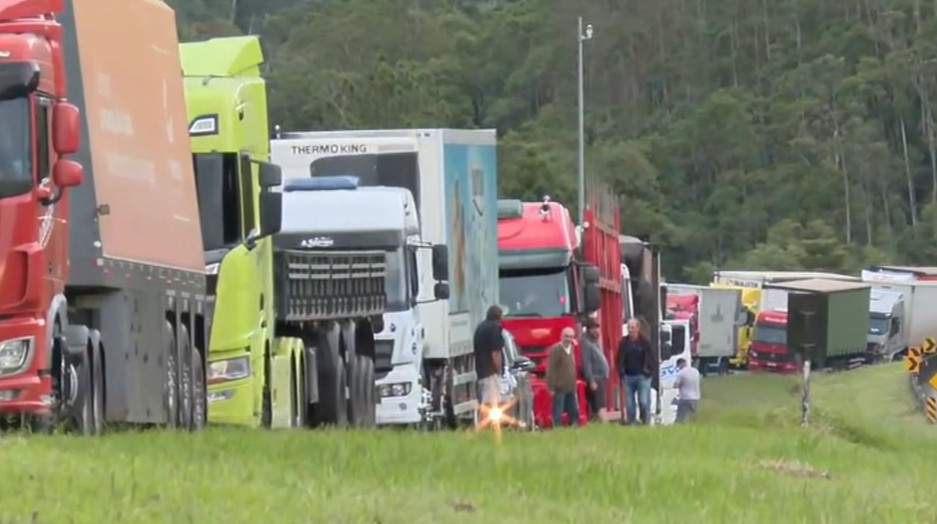 Caminhão carregado com produto químico tomba e bloqueia BR-116, na Grande Curitiba