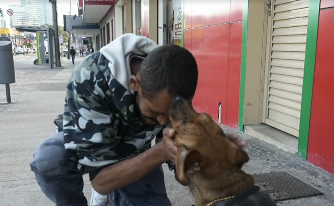 Homem em situação de rua no Paraná recupera na Justiça cachorro que foi para adoção: ‘Ele é a minha família’