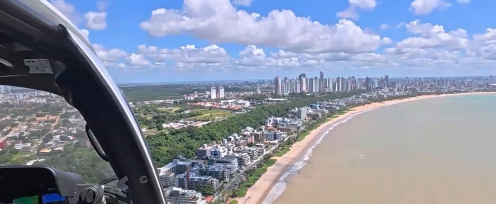 Profissionais que trabalham nas alturas vivem o dia a dia com João Pessoa vista de cima — Foto: Reprodução/TV Cabo Branco