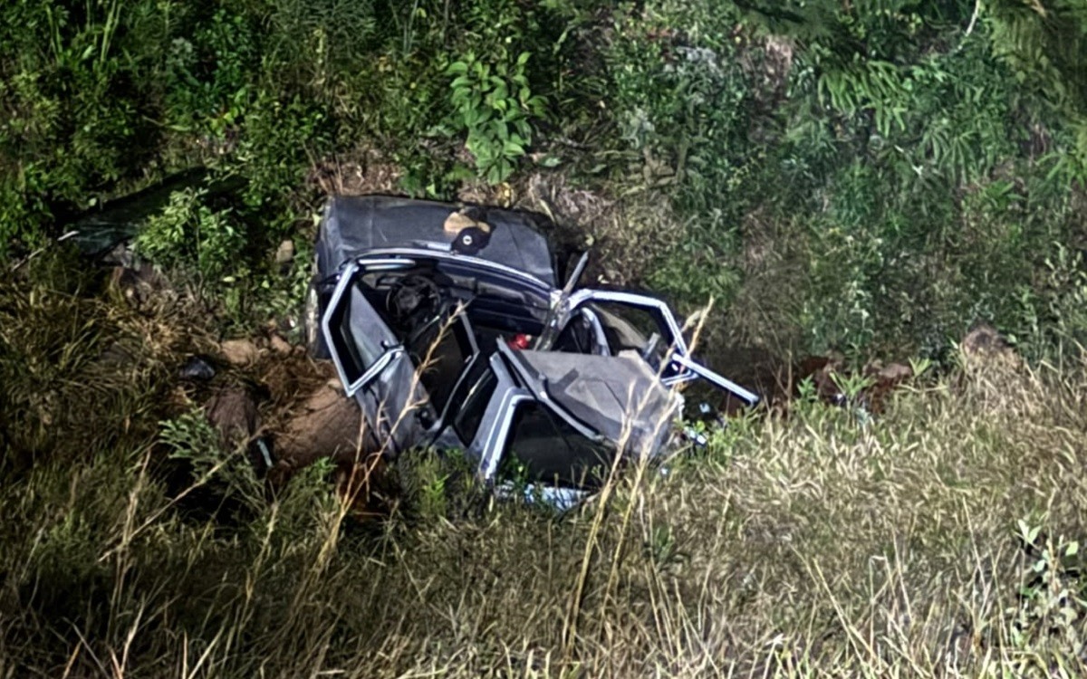 Carro capota e cai em barranco de 20 metros na BR-267