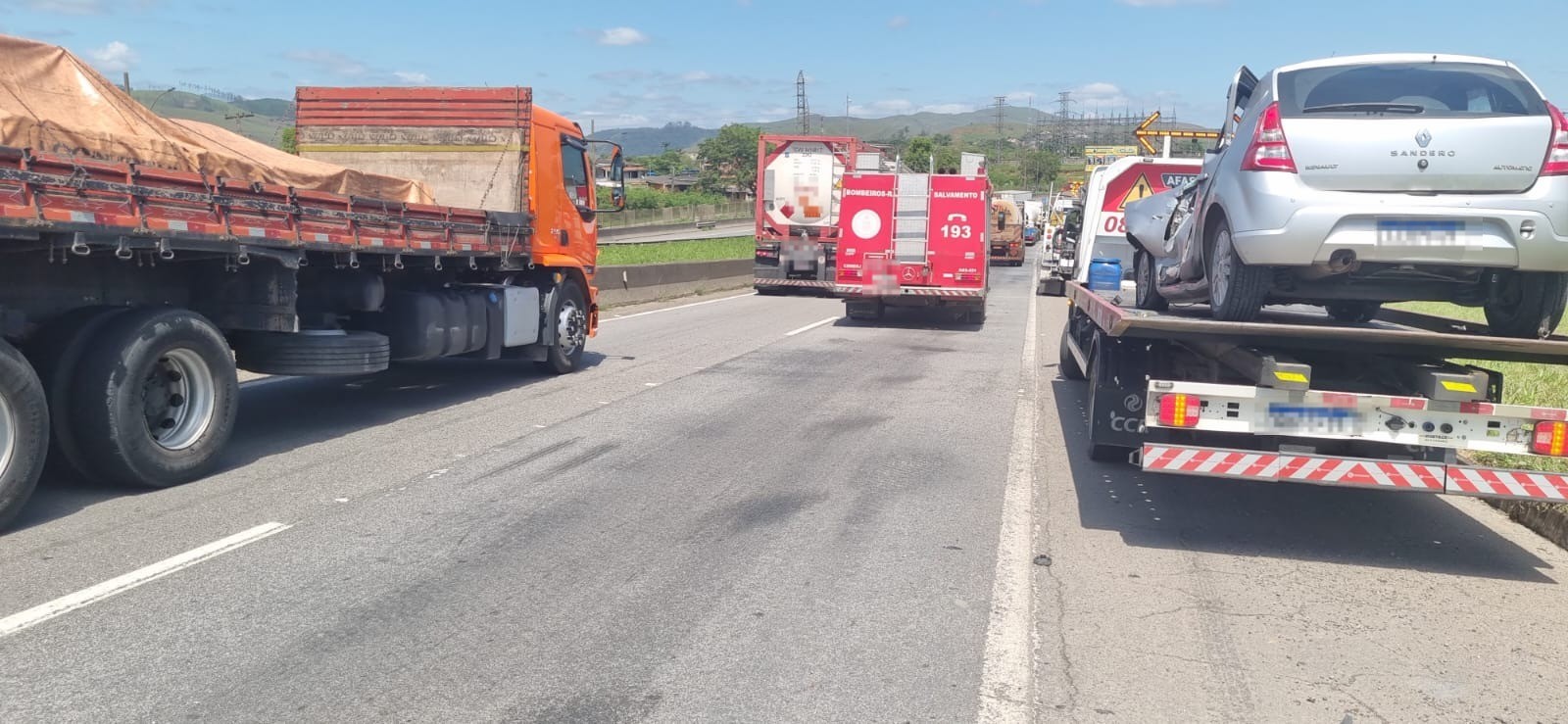 Acidente entre caminhão e carro deixa idoso ferido na Via Dutra, em Itatiaia