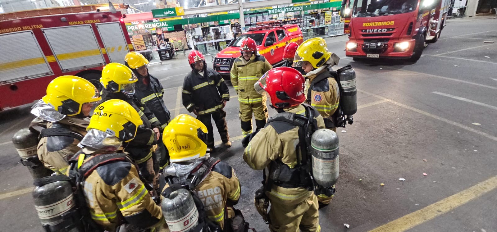 Setor de congelados pega fogo em supermercado do Bairro Jardim das Palmeiras, em Uberlândia