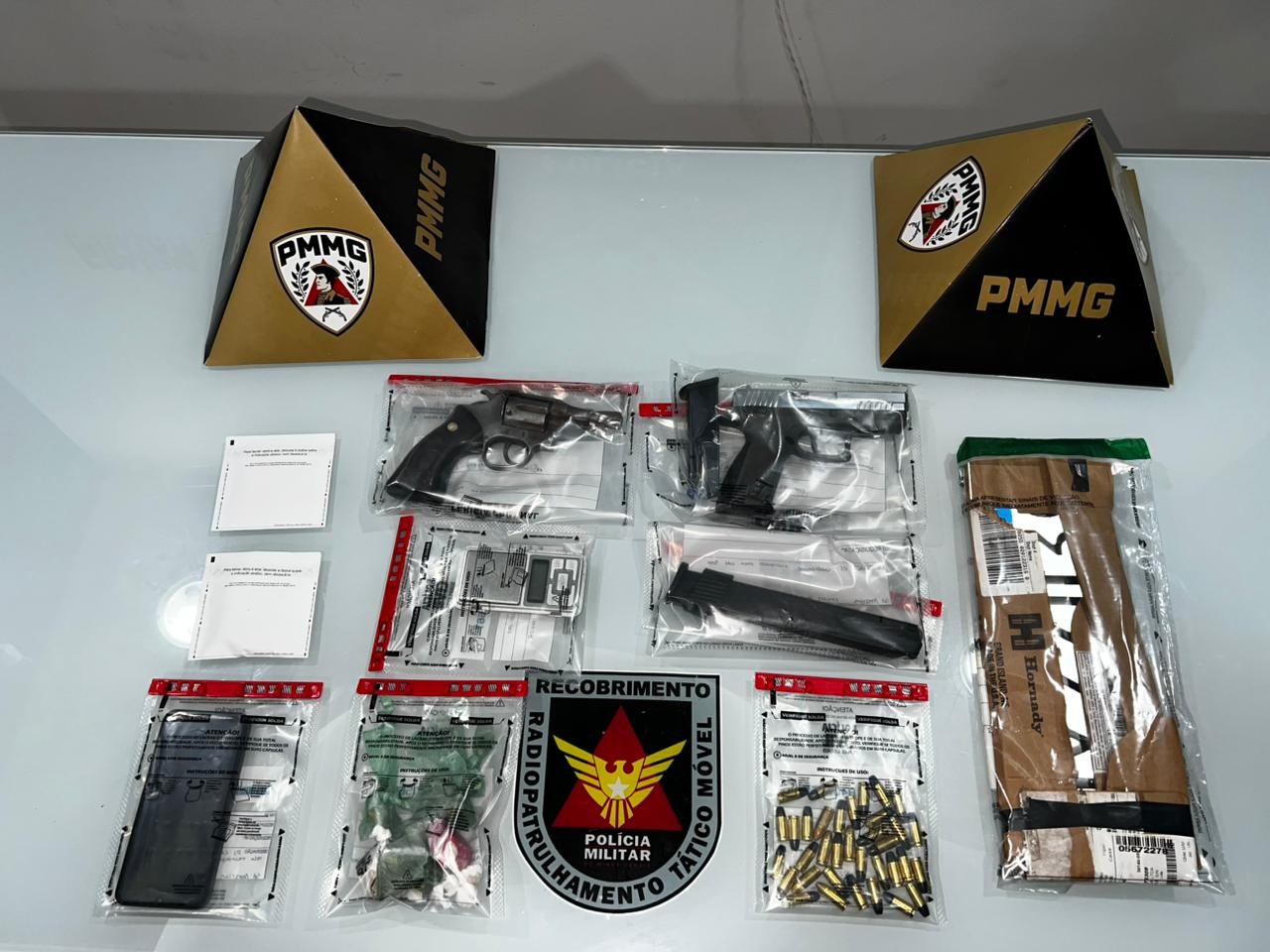 Homem que cumpria pena em regime aberto é preso com pistola, revólver, munições e droga em Governador Valadares