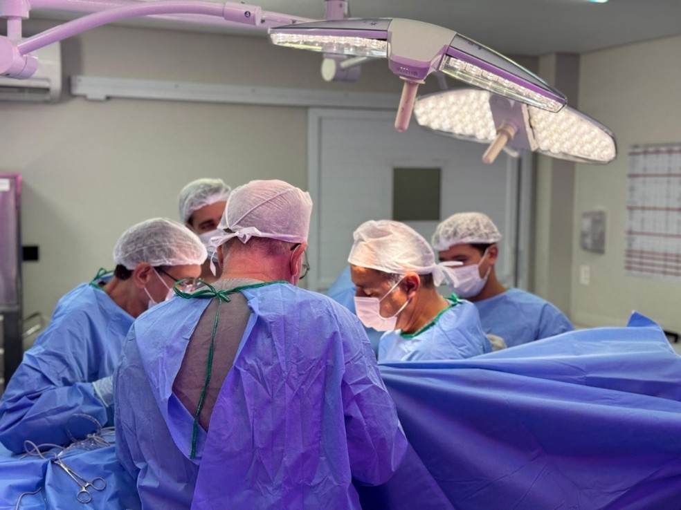 Equipe m&eacute;dica durante a realiza&ccedil;&atilde;o da Cirurgia Genital Afirmativa de G&ecirc;nero &mdash; Foto: Urologistas Associados