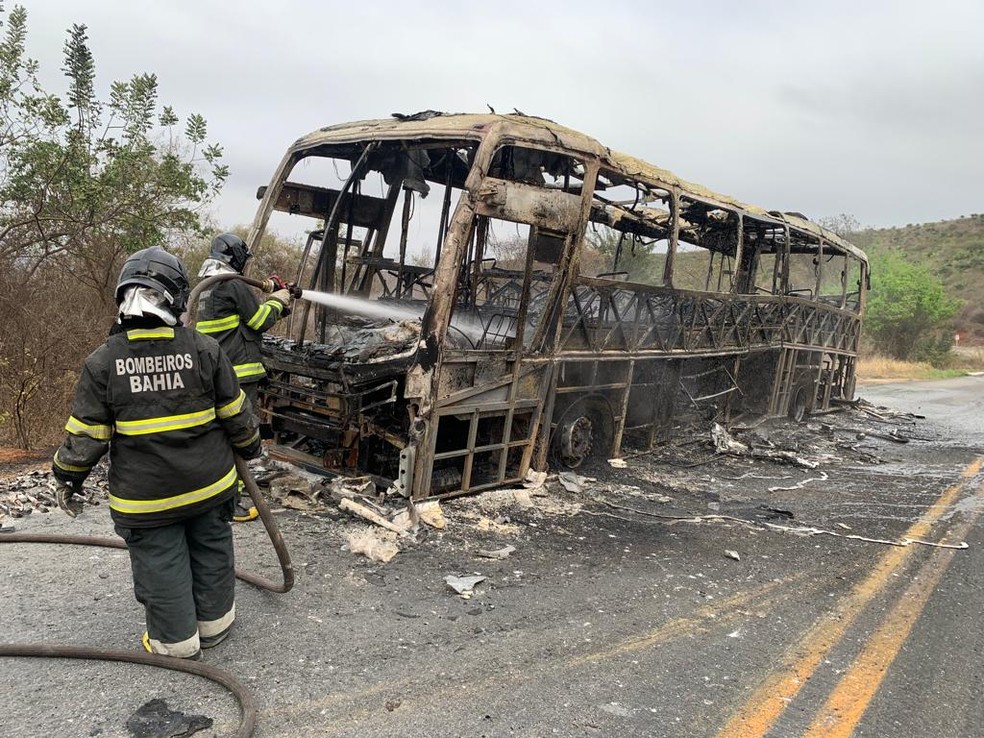 Ônibus do Exército pegou fogo em rodovia do sudoeste da Bahia — Foto: Reprodução/TV Sudoeste