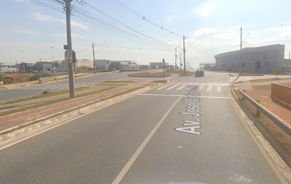Motorista morre após bater carro em poste em São José dos Campos