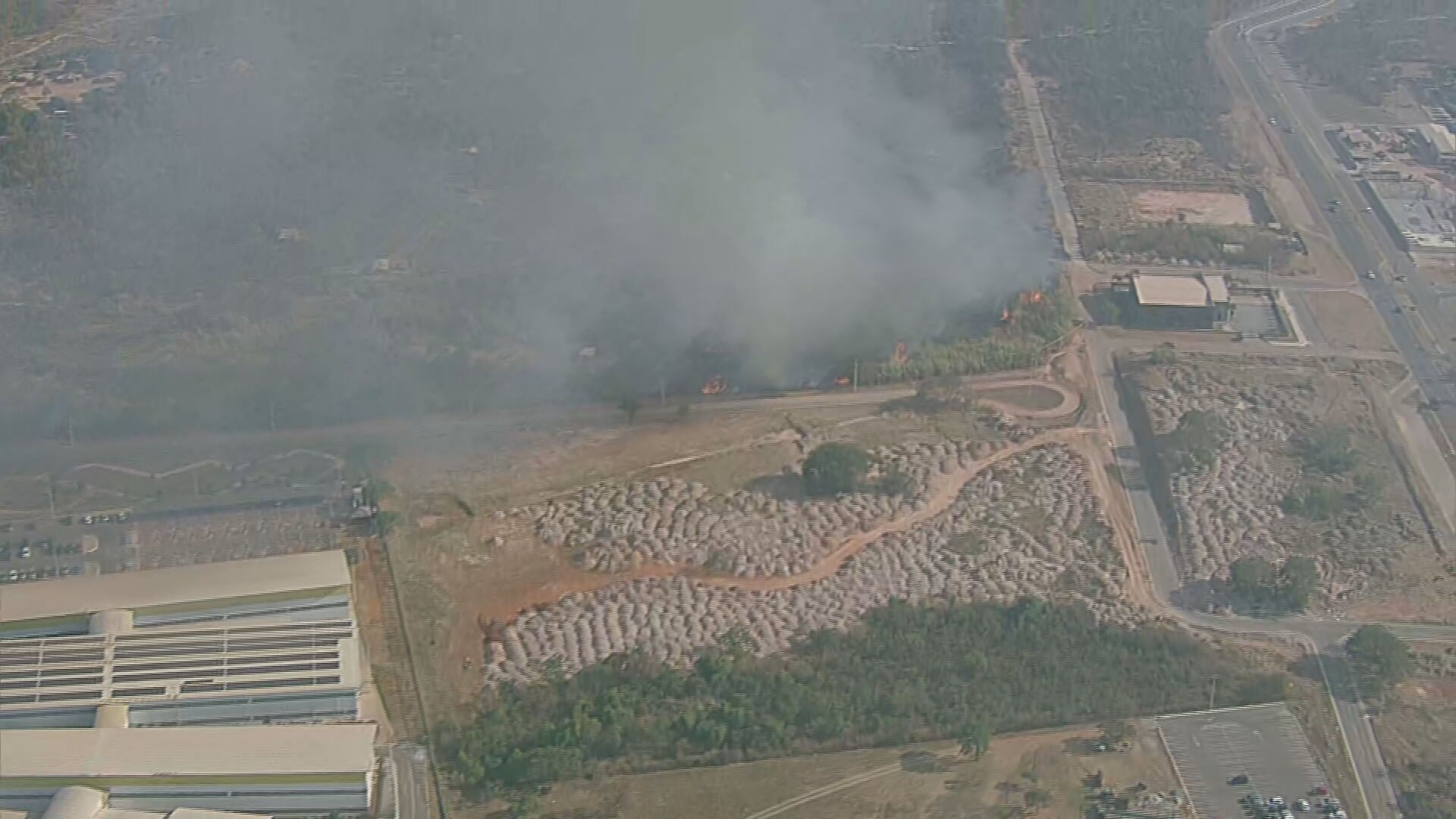 VÍDEO: incêndio no Parque Nacional de Brasília continua nesta segunda-feira; bombeiro se fere durante combate