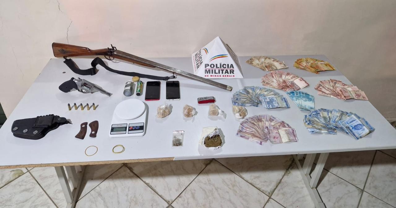 Operação da PM termina com três detidos e apreensão de drogas, R$ 3.559 e armas em Buritizeiro