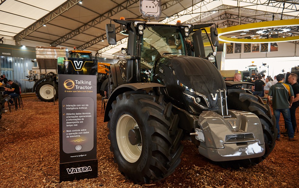 Trator 'falante' é uma das novidades da Agrishow 2026 em Ribeirão Preto (SP). — Foto: Érico Andrade/g1
