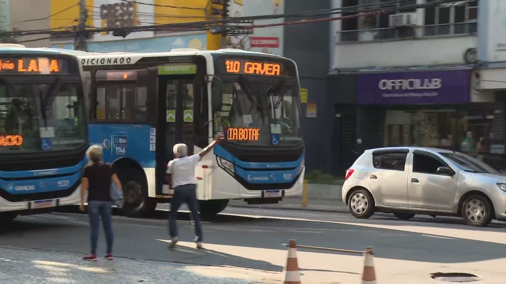 Idoso faz sinal, mas é ignorado pelo motorista — Foto: Reprodução/TV Globo