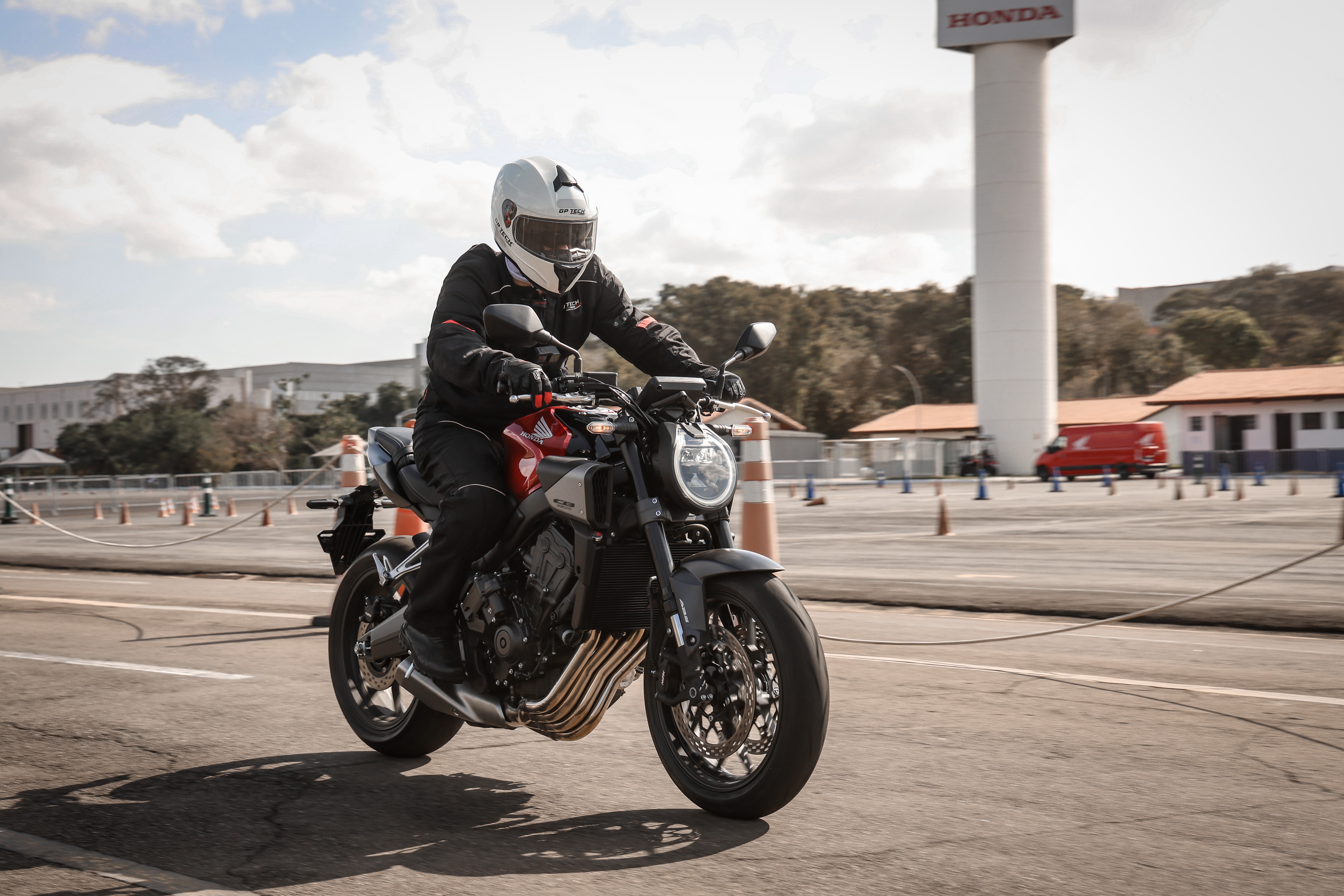 Honda CB 650R chega por R$ 58.270, com novo câmbio amigo dos iniciantes nas esportivas