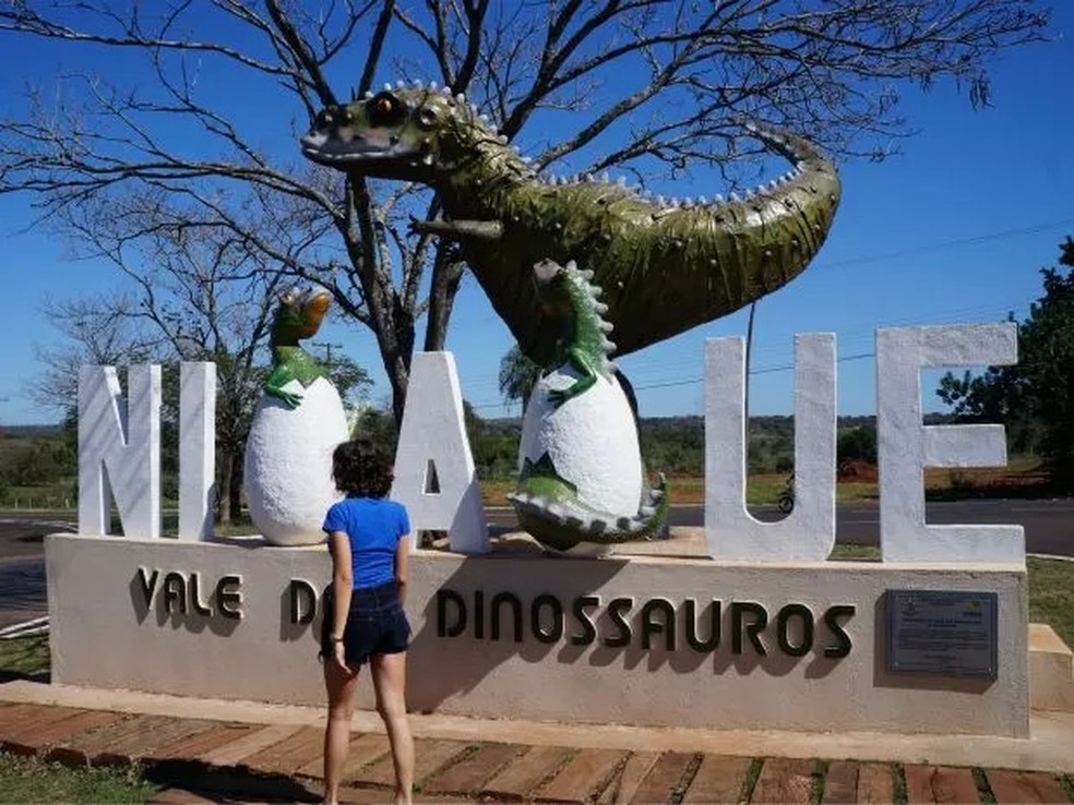Replica de dinossauro fica entrada da cidade. — Foto: Arquivo