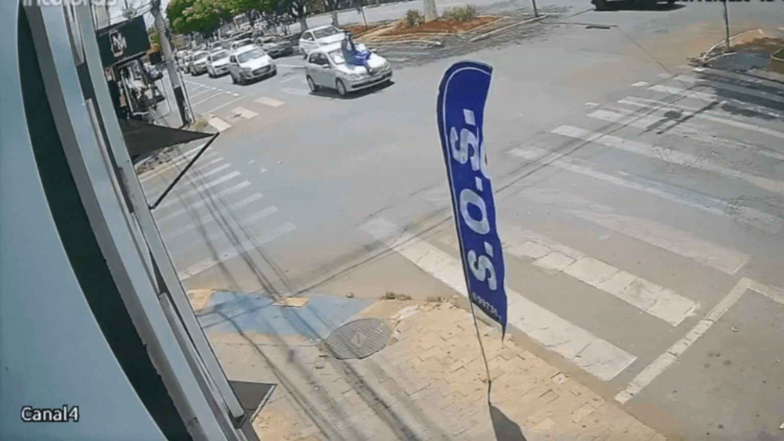 VÍDEO: Homem 'passeia' em capô de carro por 700 metros após acidente e briga de trânsito em MG