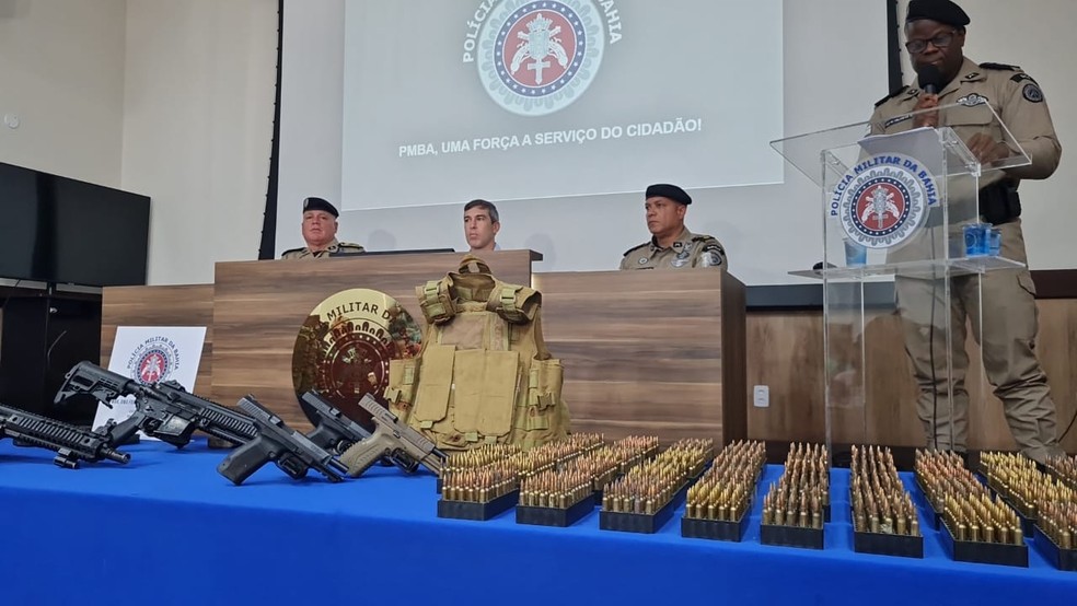PM apresenta armas apreendidas após confronto com grupo criminoso que deu apoio a foragidos — Foto: Adriana Oliveira/TV Bahia