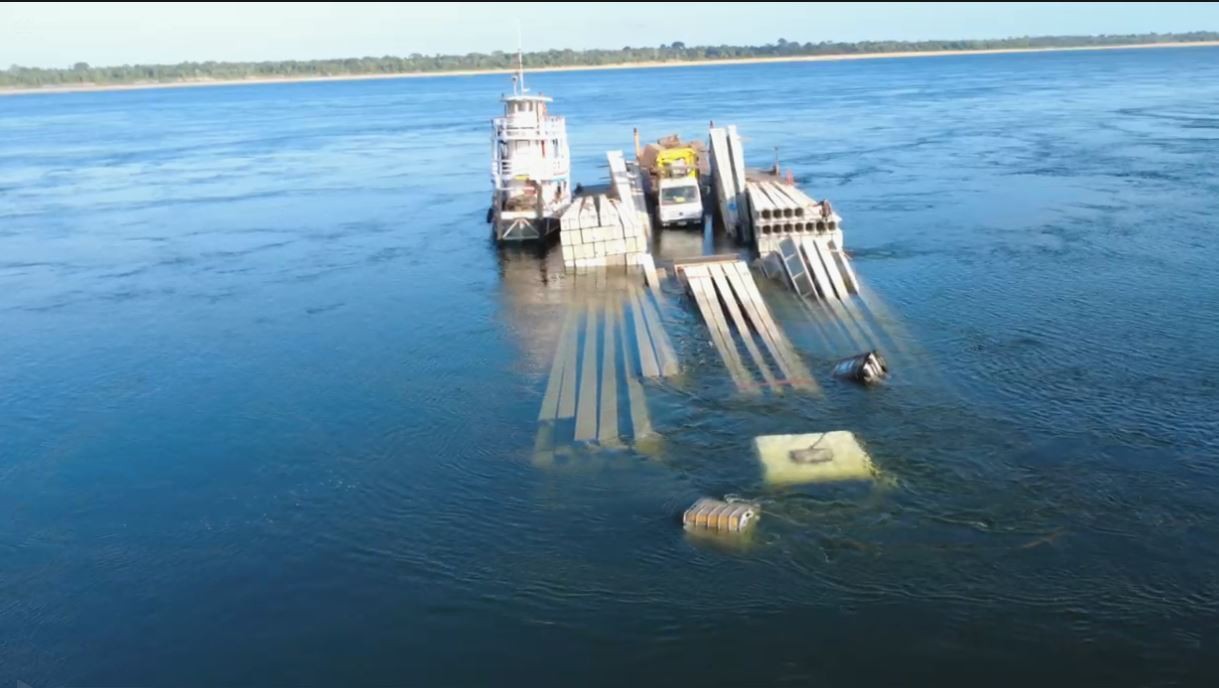 Balsa carregada com postes e caminhão afunda em lago no Pará; VÍDEO