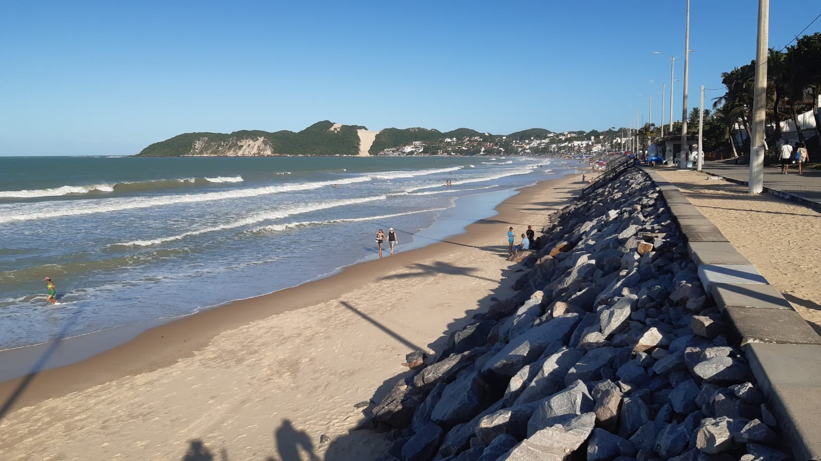 Obra da engorda de Ponta Negra é retomada um dia após decreto de emergência por avanço do mar