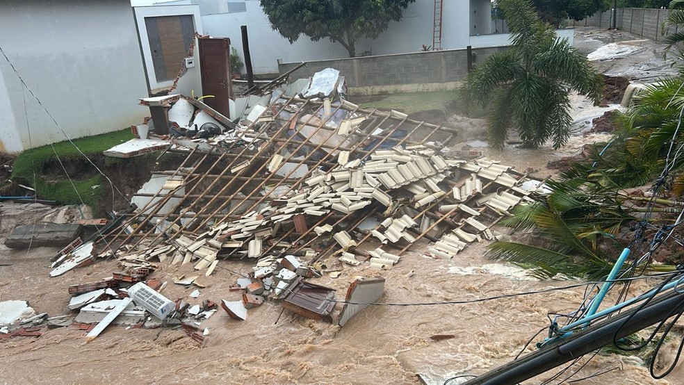 Casa desaba durante forte chuva em Rio Bananal, Espírito Santo — Foto: Reprodução