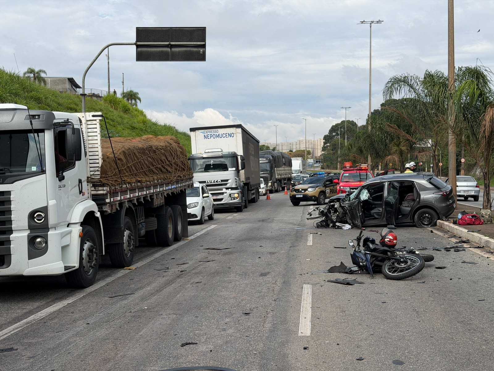 Acidente envolvendo carro, moto e carreta deixa feridos na Via Expressa, em Contagem