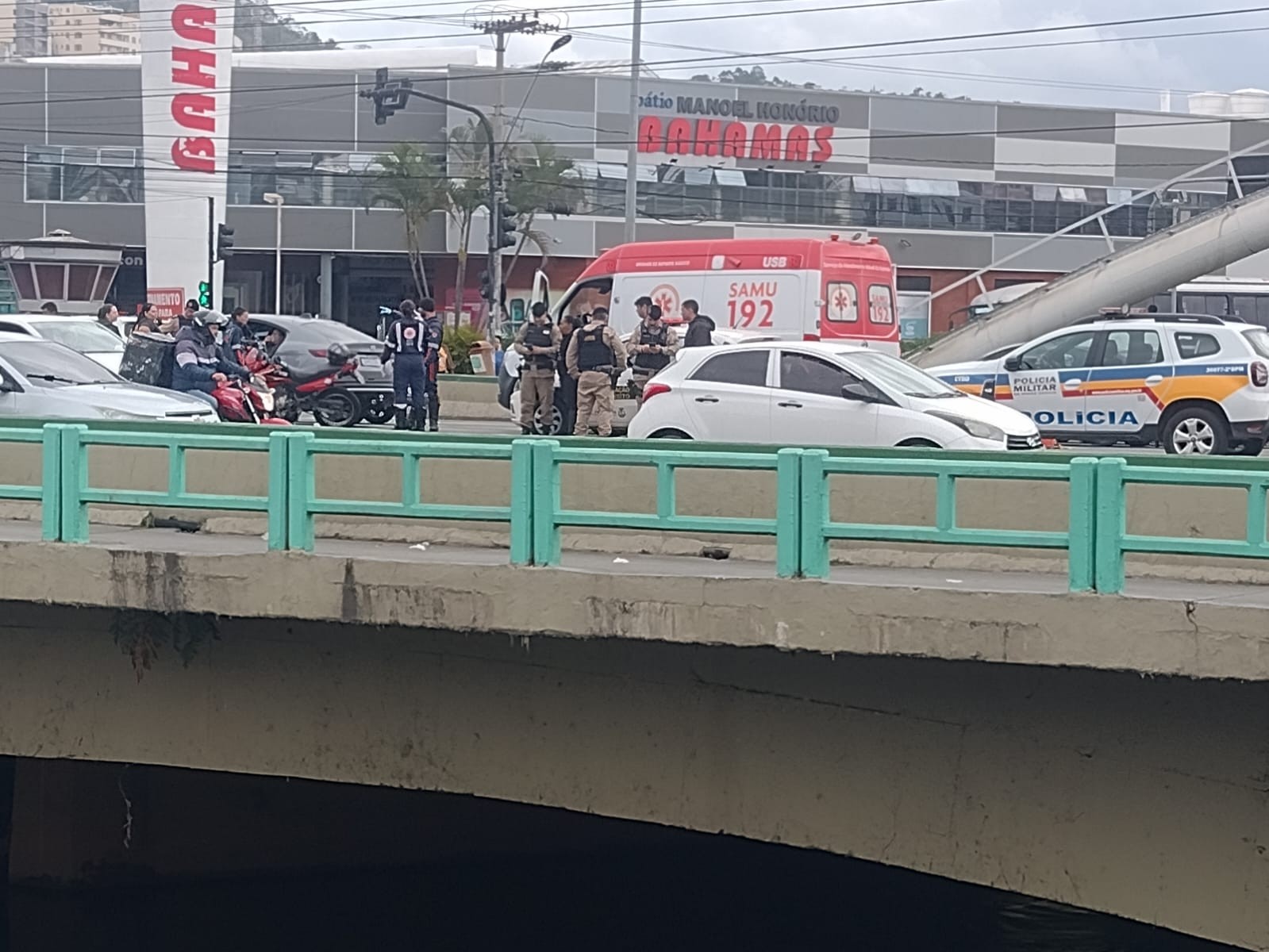 Motorista é levado ao HPS após ser agredido por motociclista em briga de trânsito em Juiz de Fora
