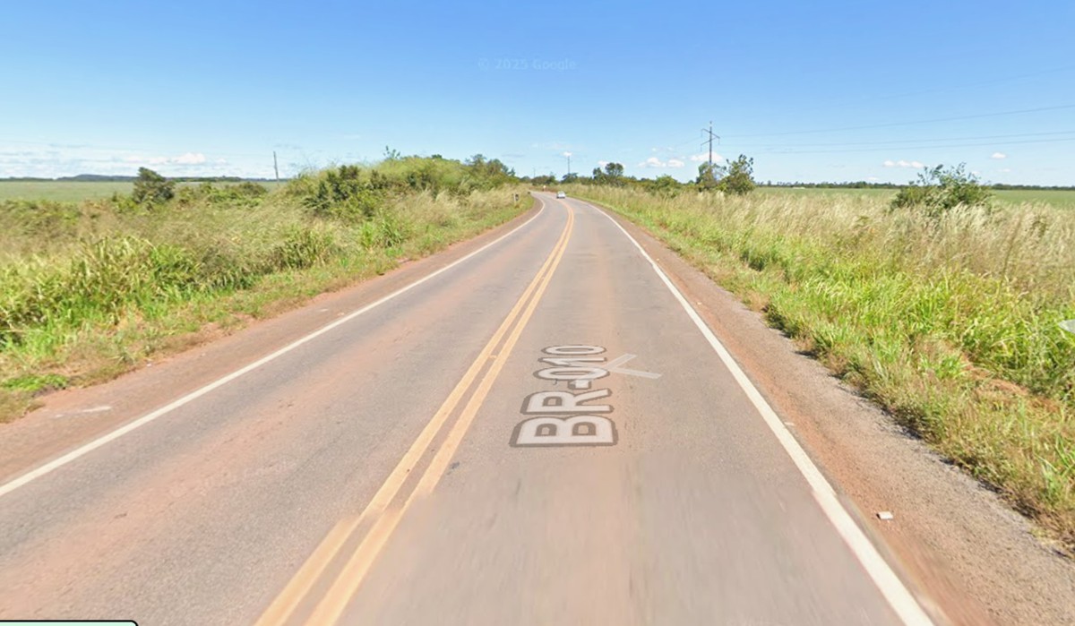 Carro capota e deixa pelo menos uma pessoa morta e feridos na BR-010 