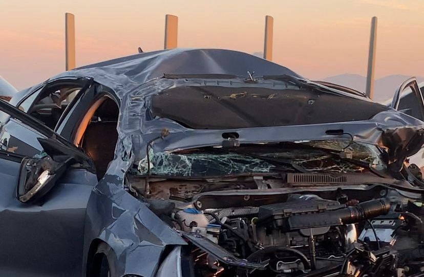 Carro capota na Ponte Rio-Niterói