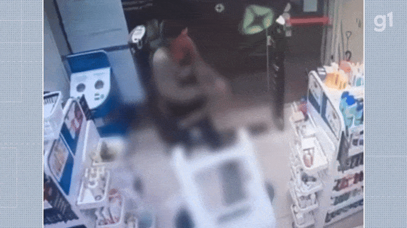 Funcionária reage a roubo em farmácia usando banco de plástico; veja vídeo