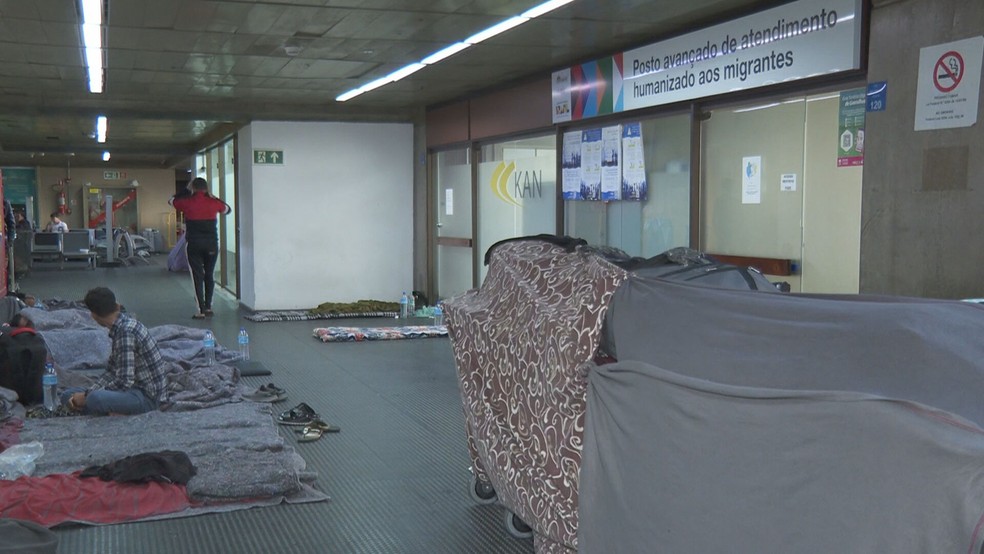 Afegãos acampados em no Aeroporto de Guarulhos — Foto: Reprodução/TV Globo