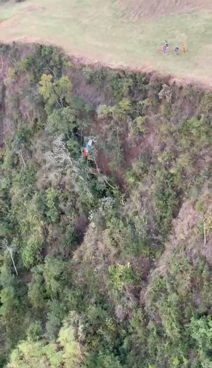 VÍDEO: duas pessoas são resgatadas de helicóptero 2 horas após acidente com parapente em São Pedro