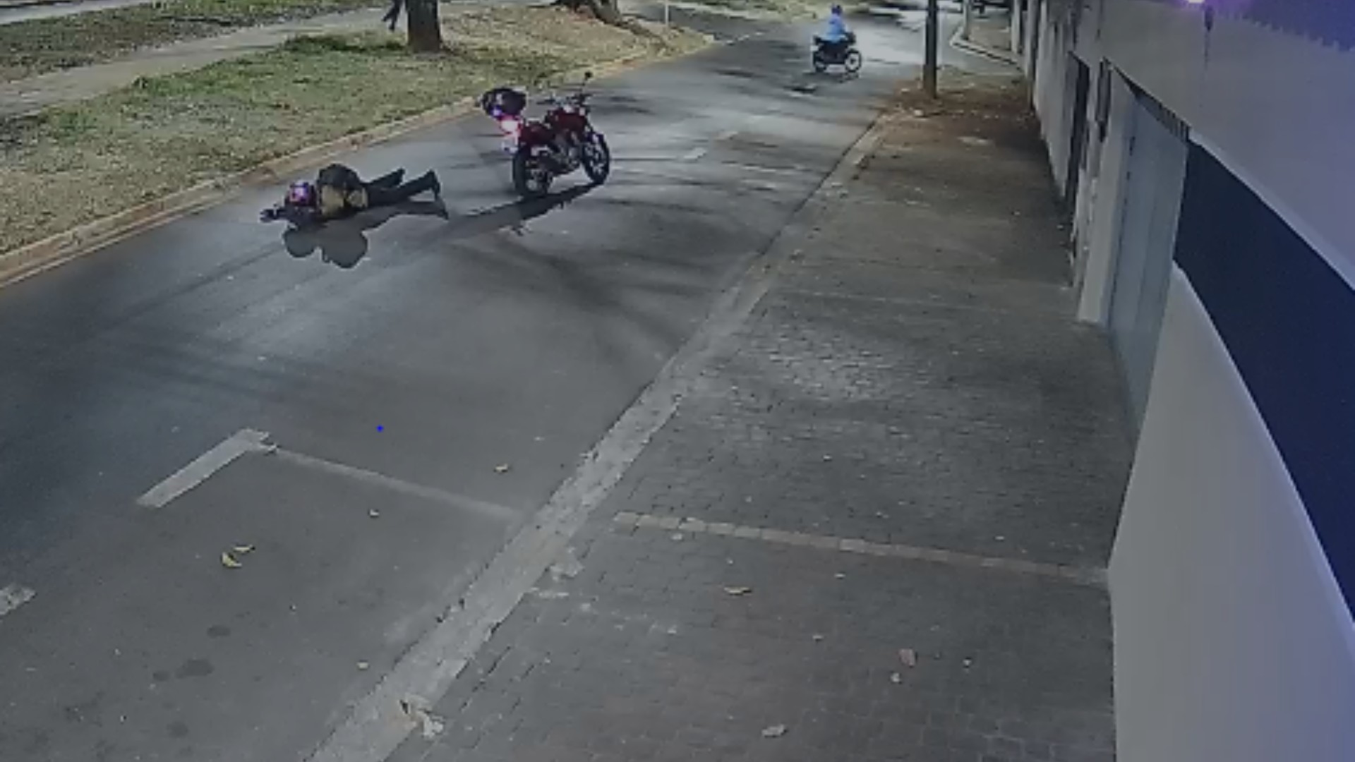 VÍDEO: Dupla armada faz tocaia e assalta dois motociclistas em menos de um minuto em MG