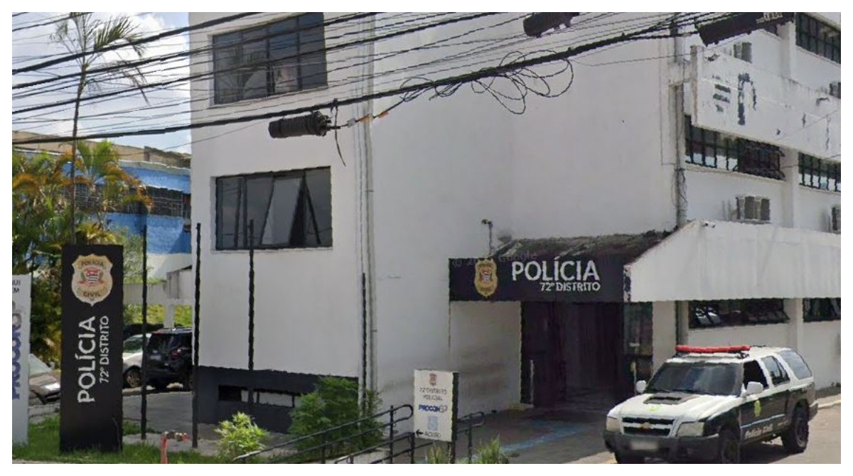 Mulher é esfaqueada na rua por ex, que só fugiu após pedestre tirar faca