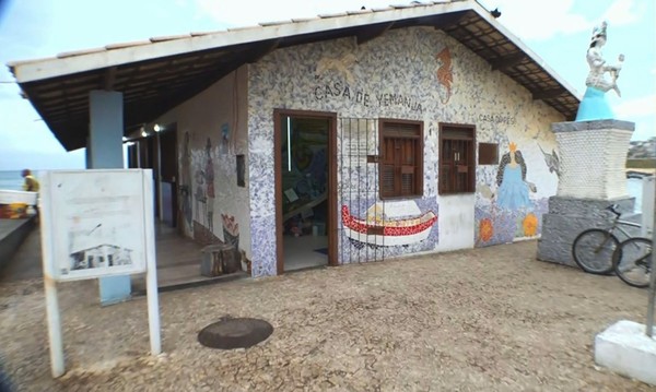 Casa de Yemanjá foi revirada após arrombamento — Foto: Reprodução/TV Bahia