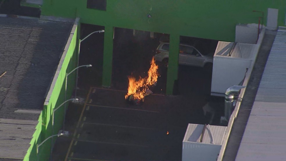 Balão pega fogo após cair em cima de telhado de mercado na Zona Leste de SP. — Foto: Reprodução/TV Globo
