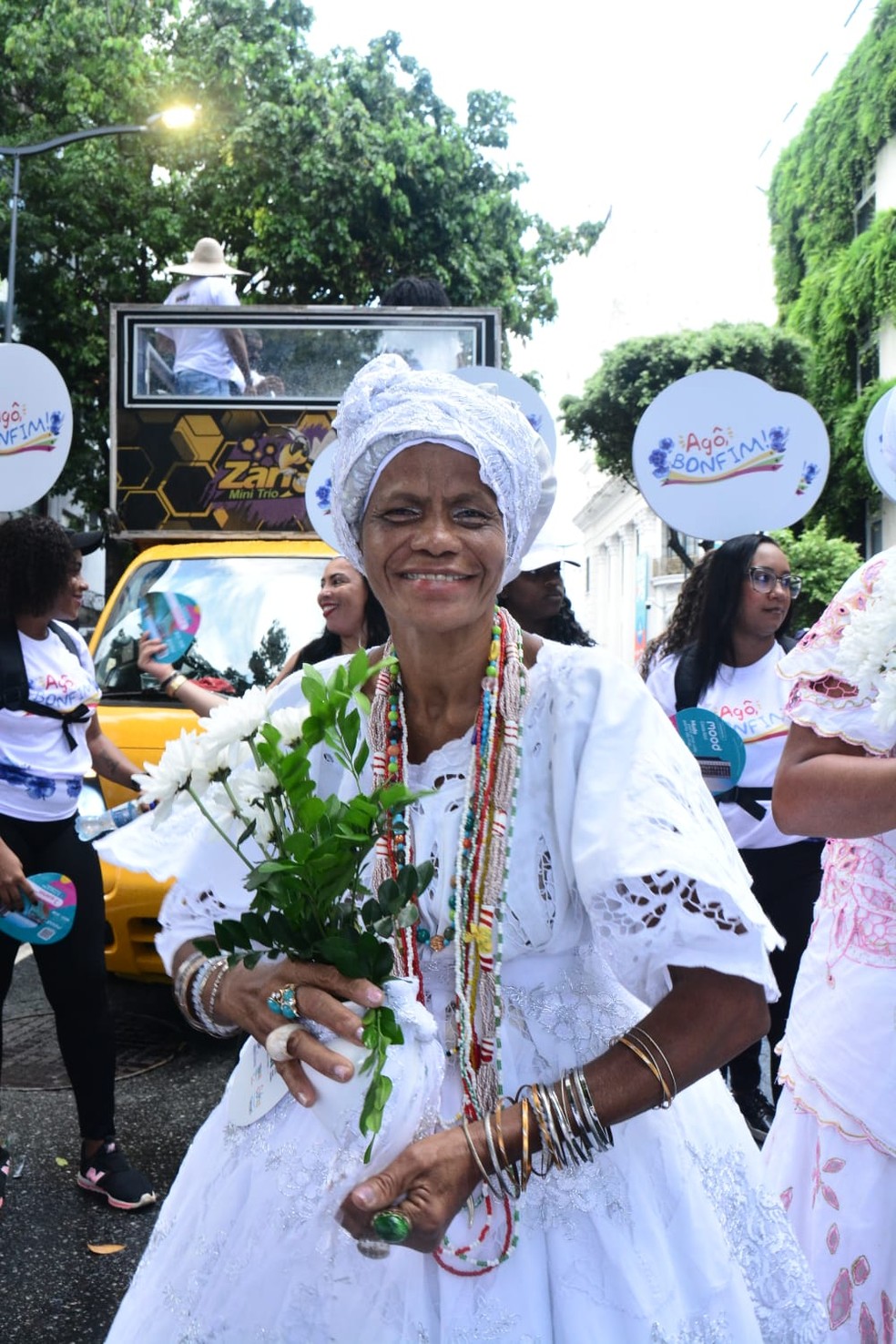 Baiana abençoa participantes da Lavagem do Bonfim — Foto: Joilson Cesar/Ag. Picnews
